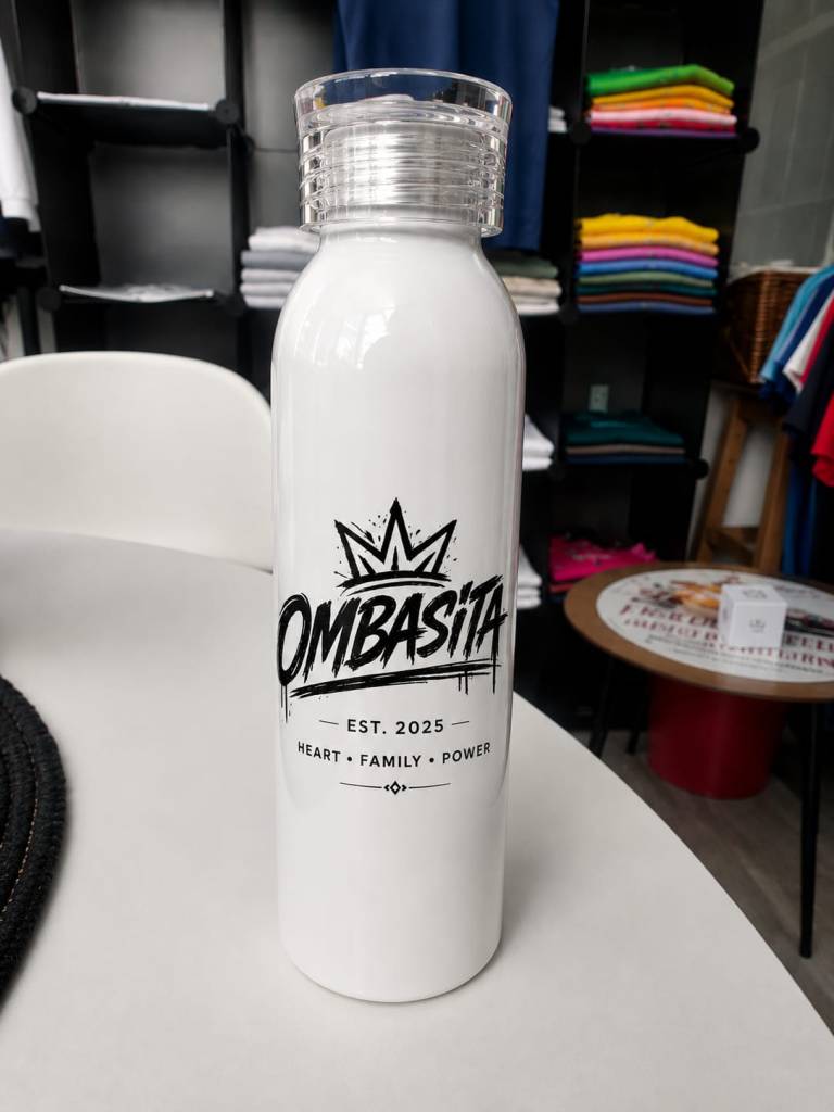 OMBASITA Trinkflasche in Weiß – praktische Trinkflasche mit OMBASITA Logo für Alltag, Sport, Training und Reisen.